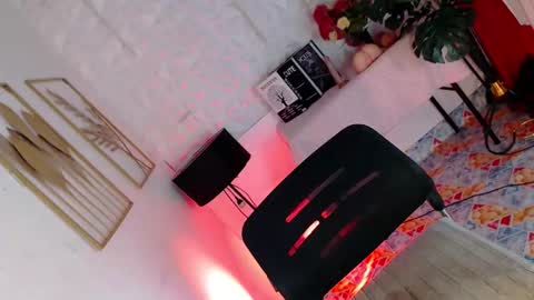 Caroline online show from December 19, 9:03 am