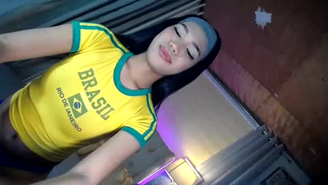 Snapshot of _ursweetapple_ chatting on January 6, 3:40 pm MS. apple online show from January 6, 3:40 pm