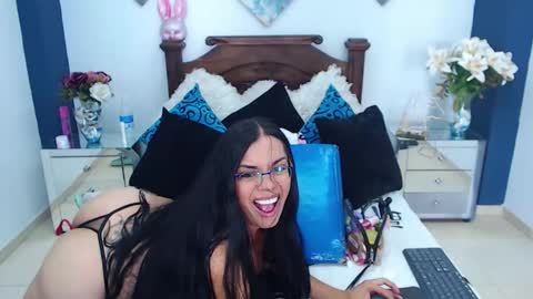 _yoselin_ online show from April 16, 8:20 pm