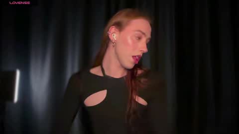 avril_pearly_ online show from May 31, 6:42 pm