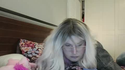 Snapshot of bawblejam chatting on October 31, 9:19 am BjBambi online show from October 31, 9:19 am