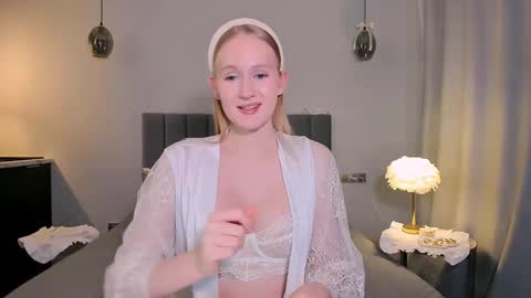 Mia online show from January 6, 4:02 pm