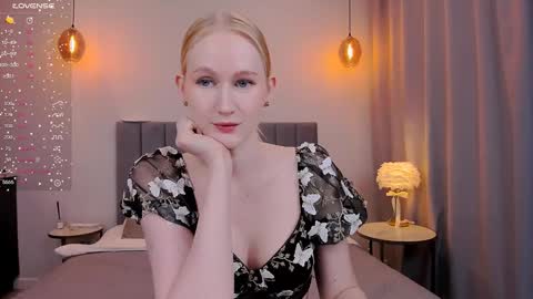 Mia online show from February 8, 6:33 pm