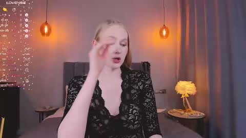 Mia online show from February 28, 7:35 pm