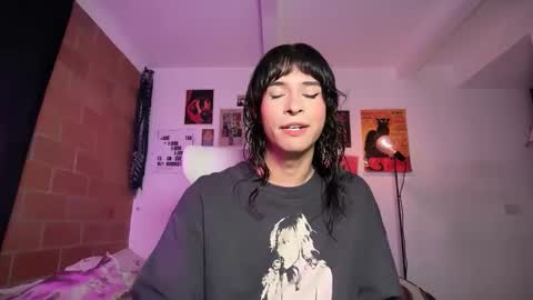 Bella Bloom ts online show from March 27, 1:53 am