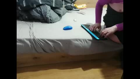 shy yoong cross online show from March 1, 9:04 pm