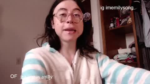 emily_pearl_ online show from April 9, 12:22 pm