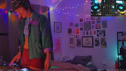 Snapshot of fernydew chatting on September 19, 12:11 pm Fern next stream 430pm Monday PST online show from September 19, 12:11 pm