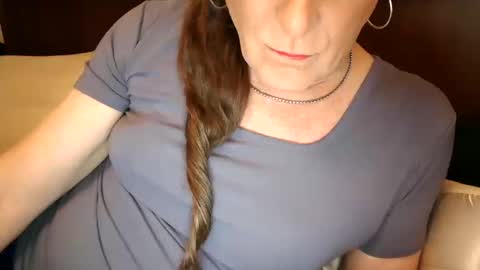 Jessie Love online show from October 12, 9:45 am