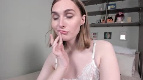 Mia online show from November 15, 6:44 am