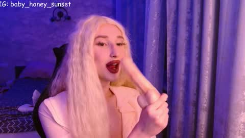 honey_sunset online show from February 18, 7:10 pm