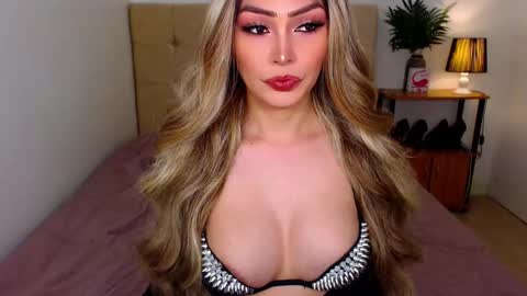 QUEEN SUSSIE BROWN online show from February 24, 8:29 am