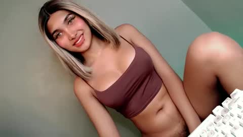 Snapshot of its_me_arabella chatting on February 21, 4:51 am Bella online show from February 21, 4:51 am