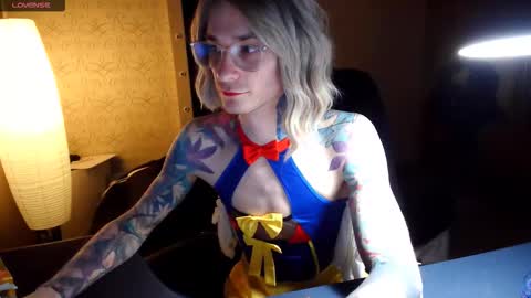 Julia online show from November 28, 7:48 pm