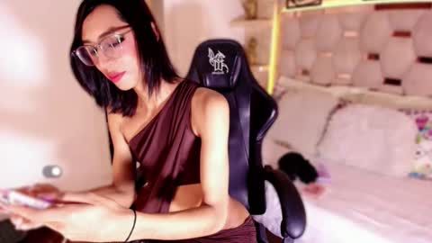   J U L L I E T A F O X   online show from April 3, 5:50 am