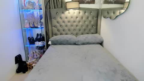 lady_moriseth online show from December 15, 8:32 am