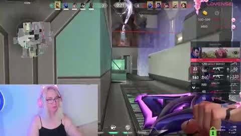 Snapshot of lana_lunar chatting on October 23, 4:11 pm Lana online show from October 23, 4:11 pm