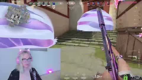 Snapshot of lana_lunar chatting on October 28, 1:20 pm Lana online show from October 28, 1:20 pm