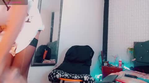 Snapshot of lara_brunette chatting on January 6, 10:57 am Lara Brunette  online show from January 6, 10:57 am