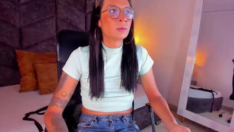 lauraagomezz__ online show from January 28, 7:32 pm