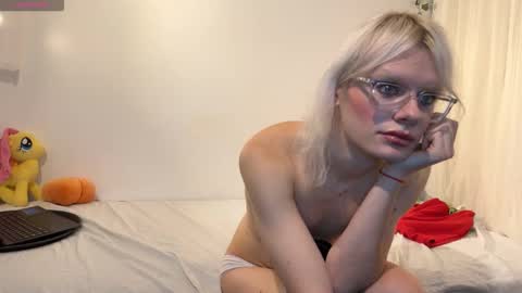 mollychloe online show from November 16, 7:57 pm