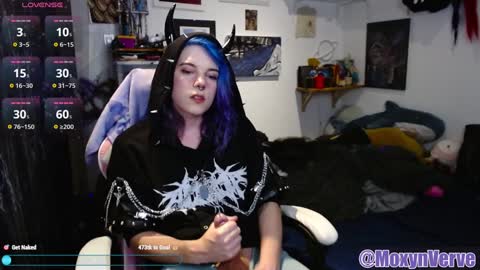 Snapshot of moxynverve chatting on December 13, 10:45 pm Moxy online show from December 13, 10:45 pm