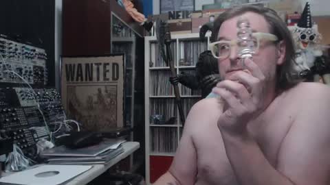 Snapshot of muziknerd chatting on December 13, 1:48 am Muziknerd online show from December 13, 1:48 am