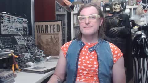 Snapshot of muziknerd chatting on March 7, 1:28 am Muziknerd online show from March 7, 1:28 am