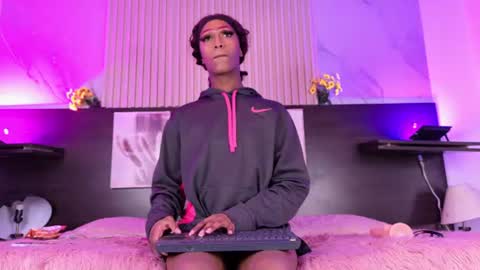 nahomy_james25 online show from July 13, 11:39 pm