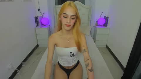 tiny girl wth big one online show from October 21, 10:06 am