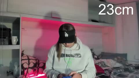 Snapshot of sara_hunter1 chatting on October 21, 12:25 am sara_hunter1 online show from October 21, 12:25 am