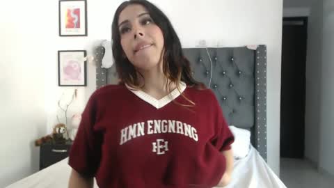 sararoussee online show from December 7, 9:28 pm