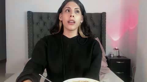 sararoussee online show from February 10, 5:03 am