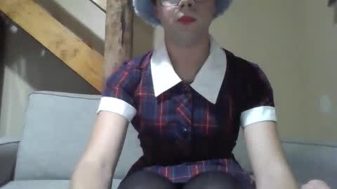 Khloe online show from April 18, 8:49 am