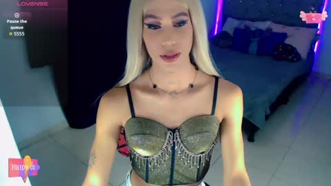 sophie_vall online show from April 17, 11:17 pm