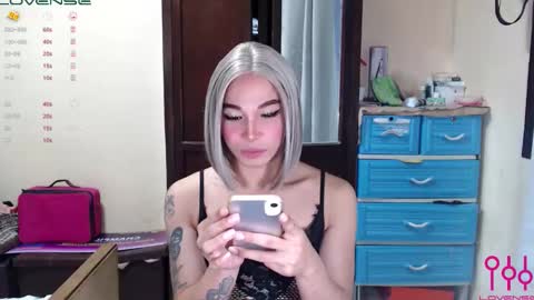 sweetkatniss online show from November 4, 4:01 am