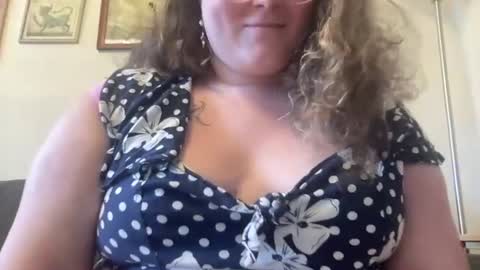 violetlyhappy online show from June 21, 9:18 pm