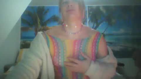 Snapshot of wannafeelitall chatting on December 28, 8:58 pm Emilia inst  online show from December 28, 8:58 pm