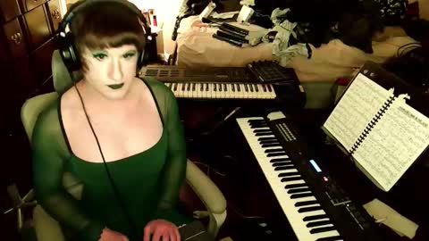 Countess of Hotdogs online show from December 18, 6:30 am