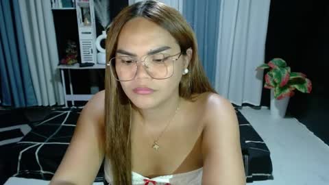 Kylie Smith online show from April 24, 12:30 pm