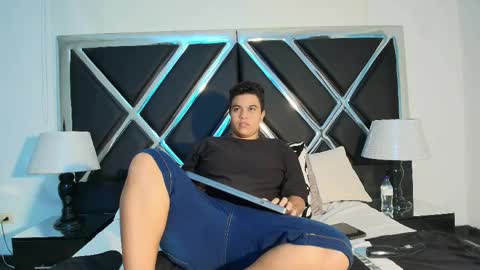 zeussmithh online show from April 16, 12:39 pm