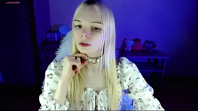 Snapshot of Emily_Nyaffee chatting on December 16, 10:13 pm Emily Nyaffee online show from December 16, 10:13 pm