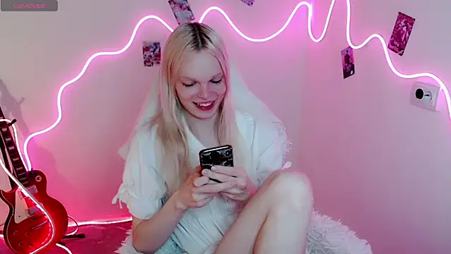 Snapshot of Emily_Nyaffee chatting on September 24, 8:48 pm Emily Nyaffee online show from September 24, 8:48 pm