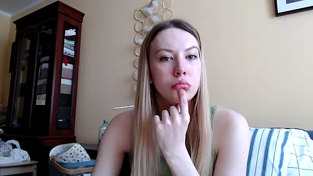 Snapshot of Scarlettford chatting on February 21, 10:28 am Scarlettford online show from February 21, 10:28 am