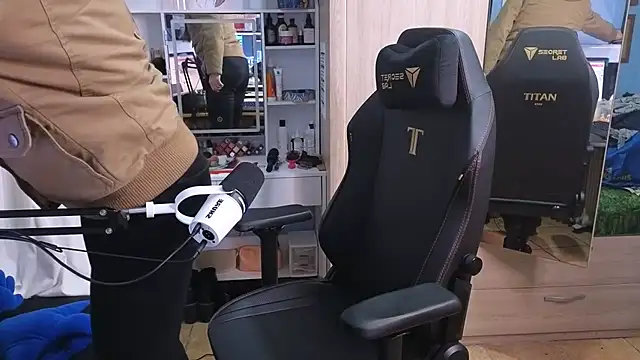 Snapshot of MemiKouki chatting on January 9, 4:49 pm MemiKouki online show from January 9, 4:49 pm