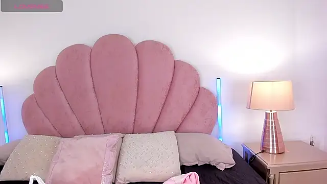 Nicole Paradise online show from February 13, 1:18 pm