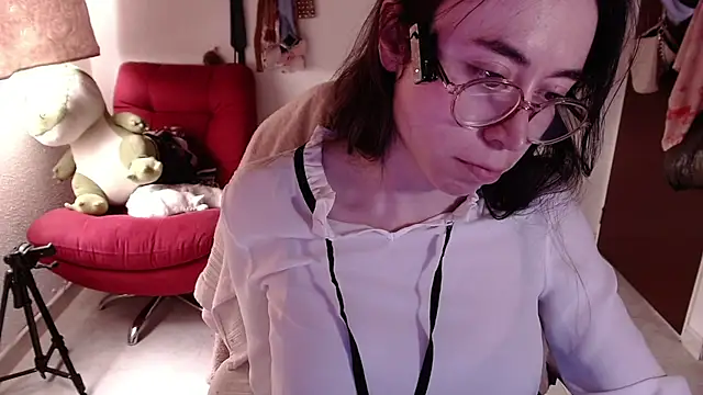 emily pearl  online show from November 6, 9:15 pm