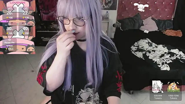 Snapshot of Avril2001 chatting on December 16, 1:31 am Avril2001 online show from December 16, 1:31 am