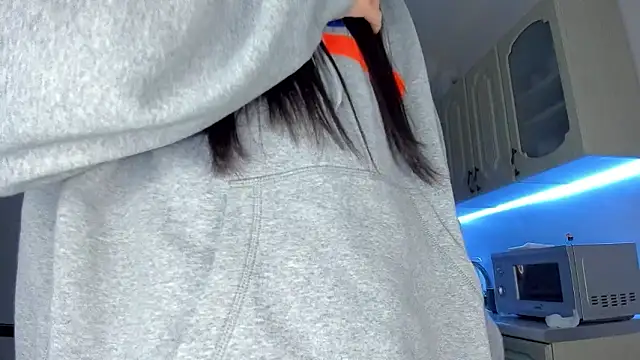 Kim Oberlin  online show from February 3, 12:10 pm