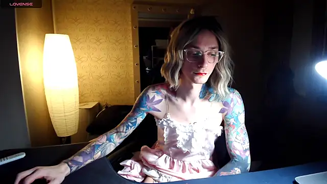 Julia dolls online show from November 21, 6:20 pm